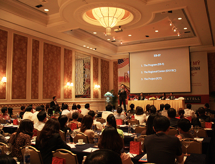 Mr. Shalom Segelman - Phó chủ tịch tập đoàn Extell - thuyết trình về chương trình đầu tư EB5 và các dự án của Extell.