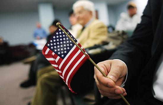 Về Thẻ Xanh – trong thời gian này – người di dân phải đóng lệ phí mới được Sở di trú gửi về sau khi nhập cảnh Hoa Kỳ. Người theo diện hôn phu, hôn thê (fianceé) vất vả hơn. Trong 90 ngày phải làm hôn thú, rồi nộp đơn xin Thẻ Xanh, chờ ngàyphỏng vấn