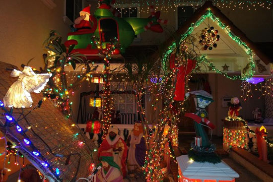 Họ giăng đèn trước cửa nhà và trang trí sân vườn từ trước đó 2 tới 3 tuần. Trong số 55.000 cư dân tại Fountain Valley, khoảng 10.000 người là gốc Việt. Thành phố nằm trong khu vực Little Saigon, nơi tập trung đông người gốc Việt sinh sống và làm ăn tại Mỹ.