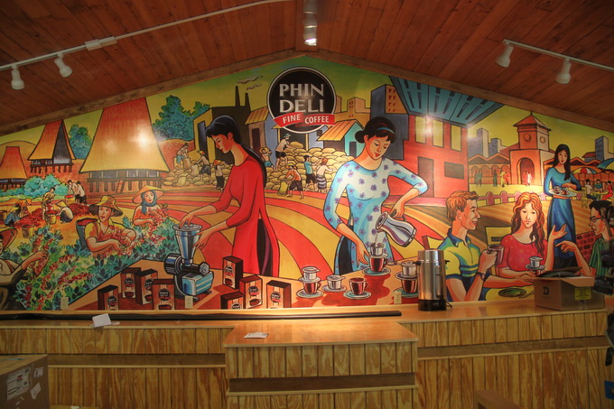Phạm Đình Nguyên Chủ thị trấn cà phê Việt ở Mỹ được săn đón Bức tranh tường dài 10m thể hiện theo lối hoành tráng là điểm nhấn trong quán cà phê PhinDeli. Mô tả các công đoạn từ trồng, thu hoạch, chế biến, thưởng thức, tác phẩm hội họa Viêt này đã được đông đảo khách mời khen tặng. Ý tưởng xuyên suốt và nội thất được Công ty New Asia (ở TP.HCM)