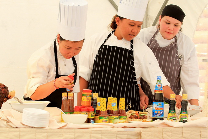 Phạm Đình Nguyên Chủ thị trấn cà phê Việt ở Mỹ được săn đón Cà phê Việt PhinDeli, Tiệc buffet được bếp trưởng Santiago Ramos, khách sạn Little America Cheyenne đảm trách với thực đơn có một số món Việt như chả giò, bì cuốn, thịt xiên…